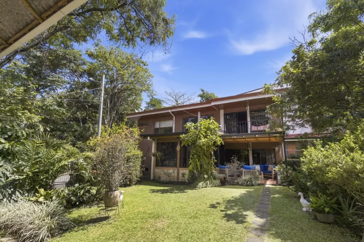 Venta de casa con jardín y estudio de 2 pisos en Escazú - Imagen 13