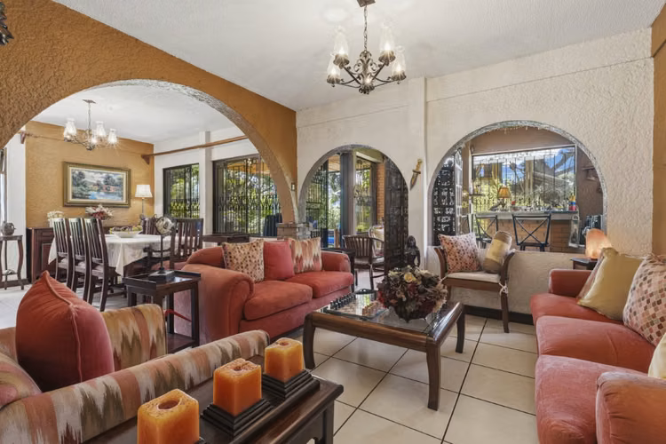 Venta de casa con jardín y estudio de 2 pisos en Escazú - Imagen 5