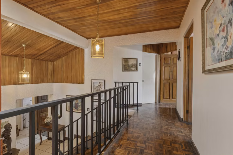 Venta de casa con jardín y estudio de 2 pisos en Escazú - Imagen 18