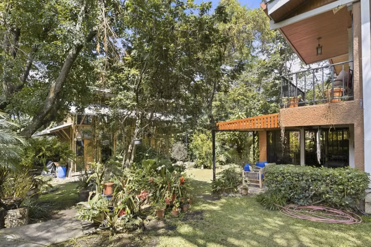 Venta de casa con jardín y estudio de 2 pisos en Escazú - Imagen 12