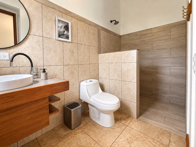 EXCLUSIVA PROPIEDAD EN VENTA CON PISCINA PRIVADA, CASA DE HUÉSPEDES Y AMPLIOS TERRENOS - Imagen 7