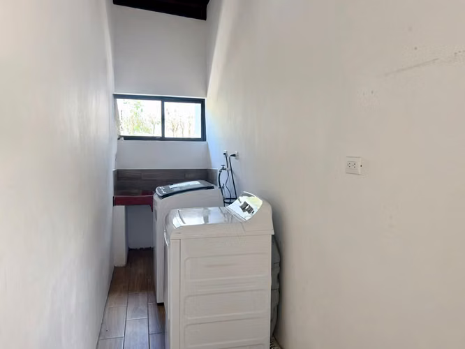 EXCLUSIVA PROPIEDAD EN VENTA CON PISCINA PRIVADA, CASA DE HUÉSPEDES Y AMPLIOS TERRENOS - Imagen 10