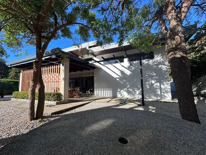 EXCLUSIVA PROPIEDAD EN VENTA CON PISCINA PRIVADA, CASA DE HUÉSPEDES Y AMPLIOS TERRENOS - Imagen 11
