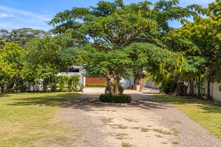 EXCLUSIVA PROPIEDAD EN VENTA CON PISCINA PRIVADA, CASA DE HUÉSPEDES Y AMPLIOS TERRENOS - Imagen 17