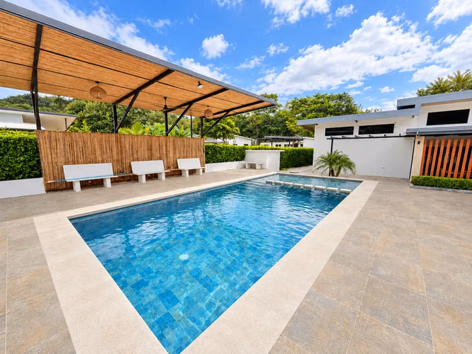 EXCLUSIVA PROPIEDAD EN VENTA CON PISCINA PRIVADA, CASA DE HUÉSPEDES Y AMPLIOS TERRENOS - Imagen 20