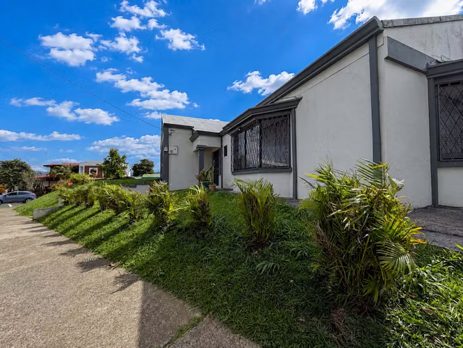 Venta de casa Esquinera Con Amplio Jardín - Imagen 2