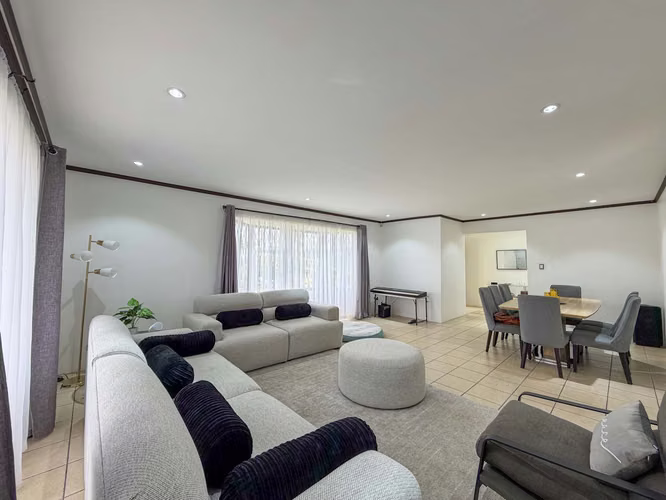 Venta de casa Esquinera Con Amplio Jardín - Imagen 7