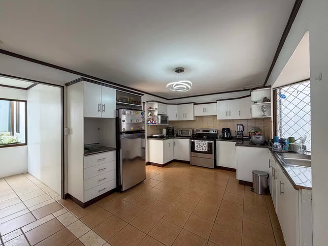 Venta de casa Esquinera Con Amplio Jardín - Imagen 9