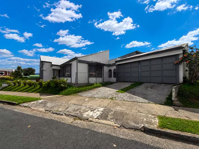 Venta de casa Esquinera Con Amplio Jardín - Imagen 4