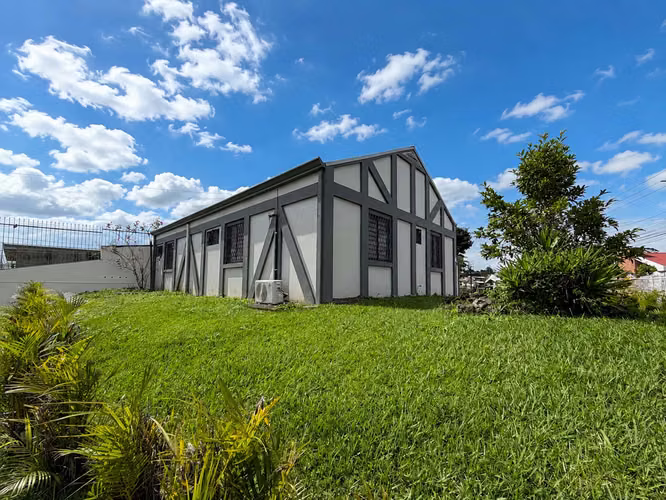 Venta de casa Esquinera Con Amplio Jardín - Imagen 3