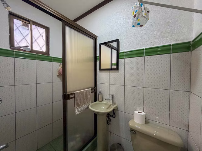 Venta de casa Esquinera Con Amplio Jardín - Imagen 17