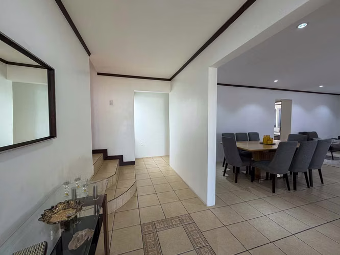 Venta de casa Esquinera Con Amplio Jardín - Imagen 5