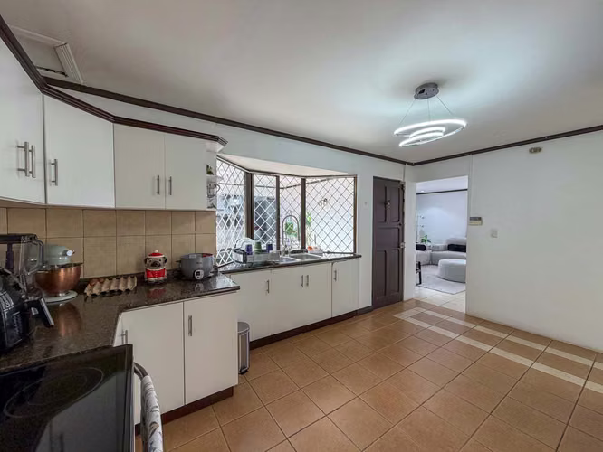 Venta de casa Esquinera Con Amplio Jardín - Imagen 11