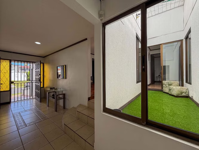 Venta de casa Esquinera Con Amplio Jardín - Imagen 13