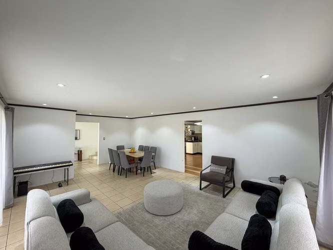 Venta de casa Esquinera Con Amplio Jardín - Imagen 8