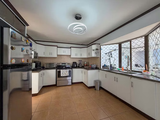 Venta de casa Esquinera Con Amplio Jardín - Imagen 10