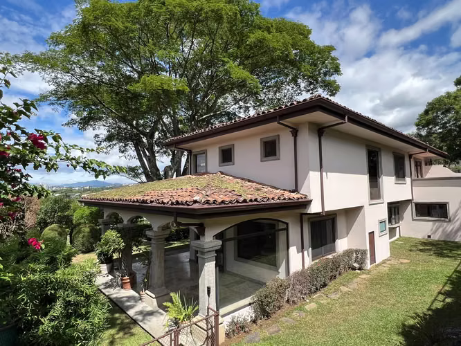 Vendo o alquilo exclusiva residencia en Cerro Alto, Guachipelin Escazu