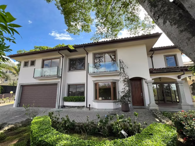 Vendo o alquilo exclusiva residencia en Cerro Alto, Guachipelin Escazu