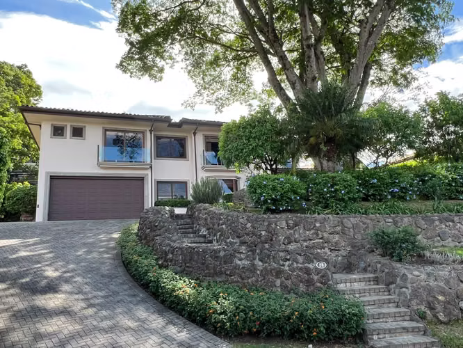 Vendo o alquilo exclusiva residencia en Cerro Alto, Guachipelin Escazu