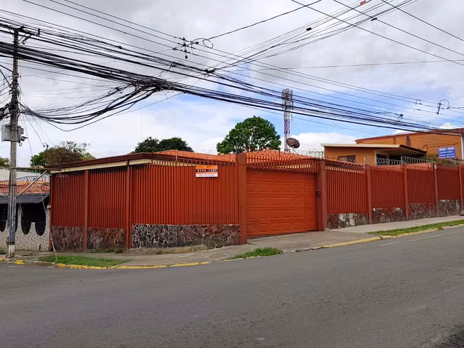Amplia residencia con uso mixto en venta Monte Claro Desamparados - AP
