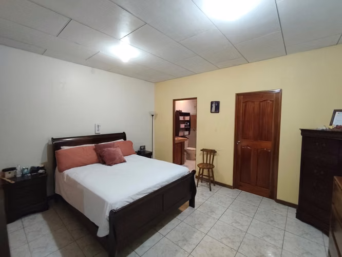 Amplia residencia con uso mixto en venta Monte Claro Desamparados - AP - Imagen 12