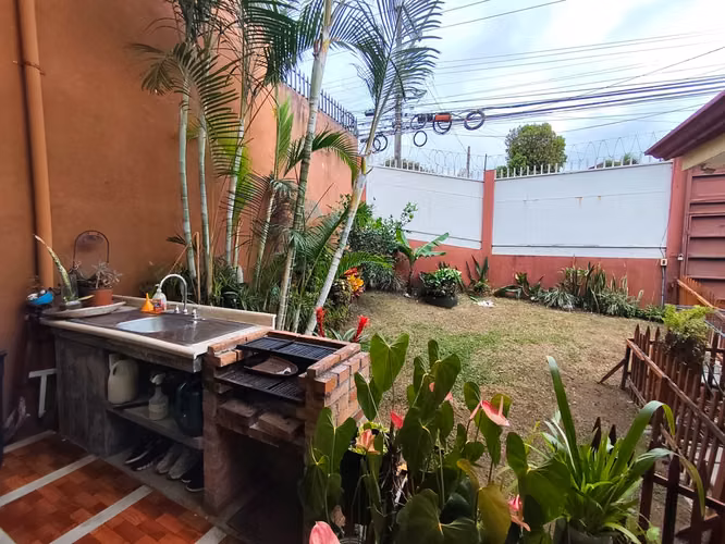 Amplia residencia con uso mixto en venta Monte Claro Desamparados - AP - Imagen 19