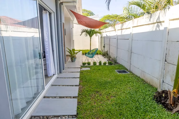 Villa de Inversión: 2 Casas + Piscina | Cerca de Playa Blanca, Jacó - Imagen 6