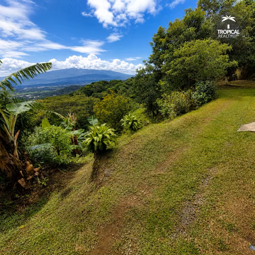 Casa con Vista Panorámica y Amplio Terreno en Ciudad Colón - Imagen 19