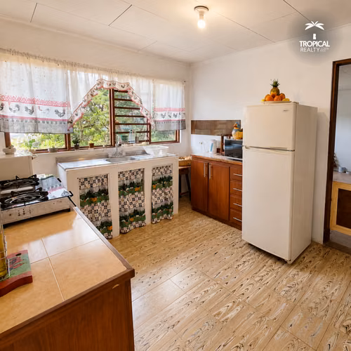 Casa con Vista Panorámica y Amplio Terreno en Ciudad Colón - Imagen 6