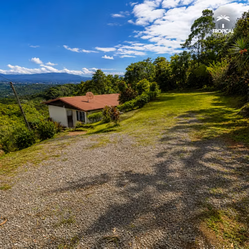 Casa con Vista Panorámica y Amplio Terreno en Ciudad Colón - Imagen 14