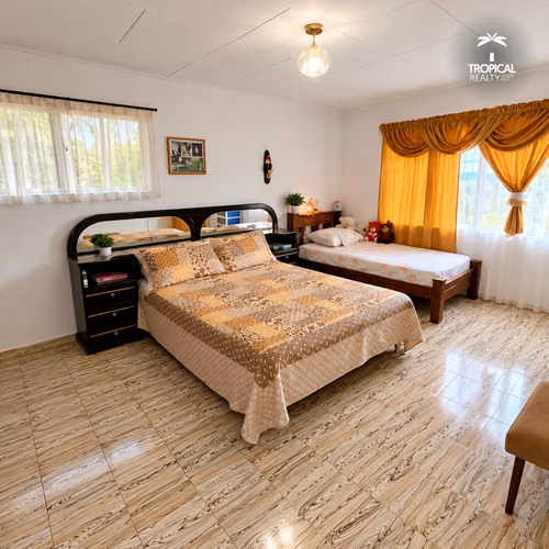 Casa con Vista Panorámica y Amplio Terreno en Ciudad Colón - Imagen 8