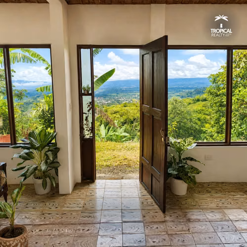 Casa con Vista Panorámica y Amplio Terreno en Ciudad Colón - Imagen 13