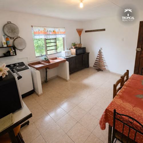 Casa con Vista Panorámica y Amplio Terreno en Ciudad Colón - Imagen 7