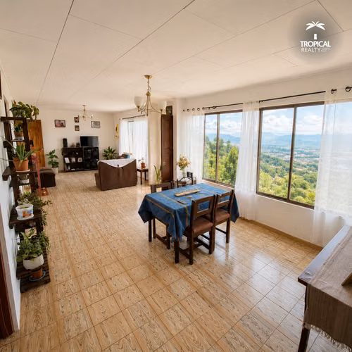 Casa con Vista Panorámica y Amplio Terreno en Ciudad Colón - Imagen 4