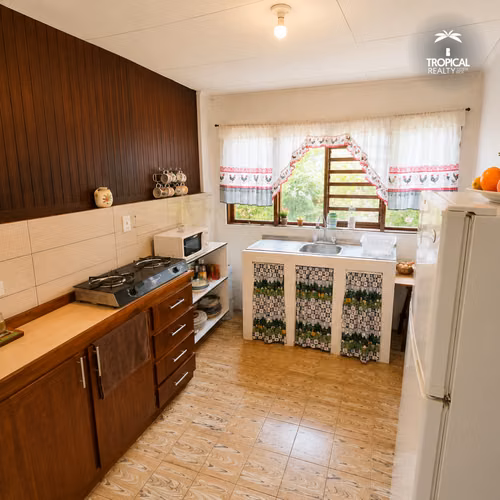 Casa con Vista Panorámica y Amplio Terreno en Ciudad Colón - Imagen 5
