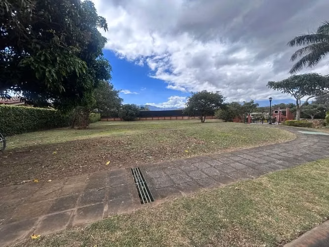 VENTA DE  LOTE PLANO ESQUINERO 1.264 mt2 CON VISTA, EN  ROBLE SABANA DE CURRIDABAT - Imagen 3