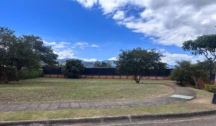 VENTA DE  LOTE PLANO ESQUINERO 1.264 mt2 CON VISTA, EN  ROBLE SABANA DE CURRIDABAT