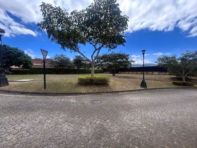 VENTA DE  LOTE PLANO ESQUINERO 1.264 mt2 CON VISTA, EN  ROBLE SABANA DE CURRIDABAT - Imagen 5
