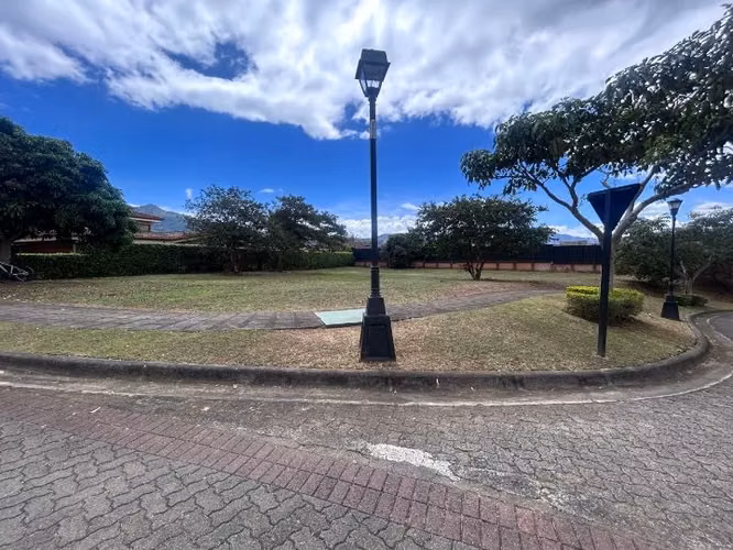 VENTA DE  LOTE PLANO ESQUINERO 1.264 mt2 CON VISTA, EN  ROBLE SABANA DE CURRIDABAT - Imagen 2