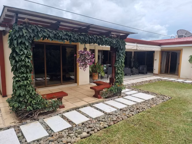 Casa en venta una sola planta y patio Pinares de Curridabat - Imagen 6