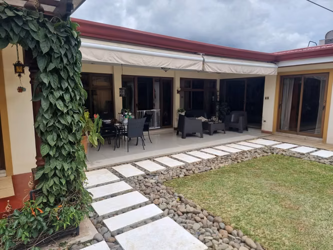 Casa en venta una sola planta y patio Pinares de Curridabat - Imagen 16