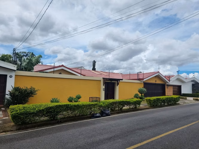 Casa en venta una sola planta y patio Pinares de Curridabat - Imagen 2