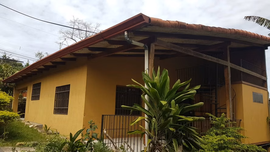 Se alquila casa pequeña en San Antonio de Escazú,  incluye el agua 450.000 colones