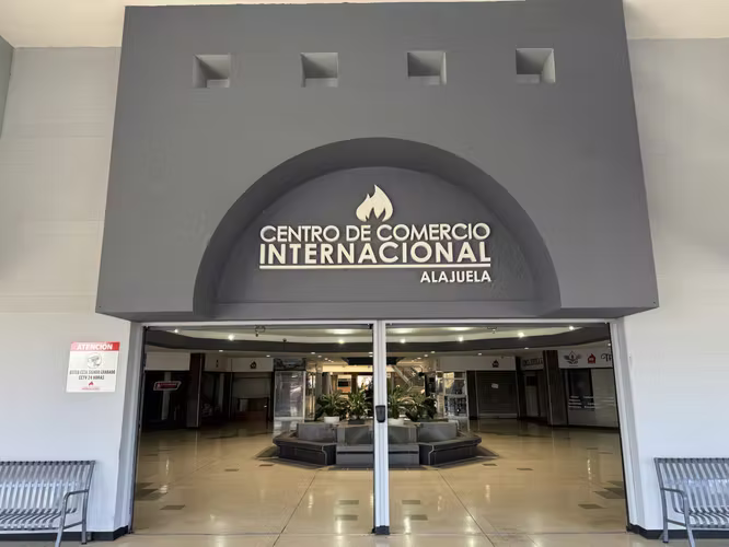 Kiosk for Sale in Alajuela | Opposite Food Court | Ideal for a New Venture