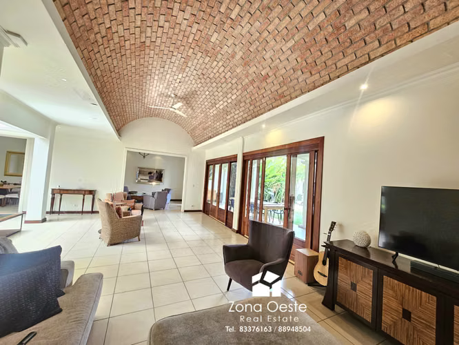 Venta amplia casa Trejos Montealegre, diseño único,  independiente, 1 planta