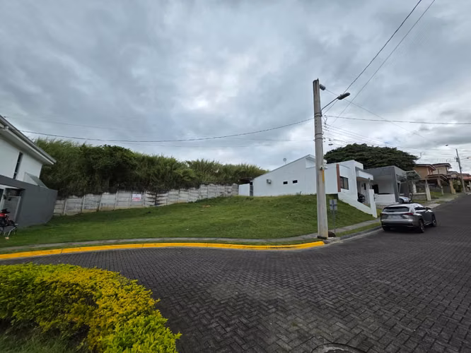 OPORTUNIDAD! VENTA LOTE CONDOMINIO 5 MINUTOS DEL AEROPUERTO, ALAJUELA - Imagen 3