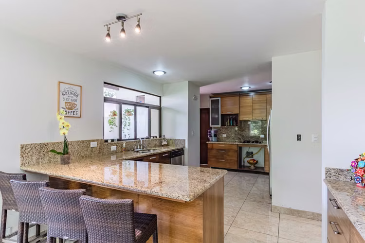 Venta de Casa de 4 Habitaciones en La Guácima, Alajuela - Imagen 4
