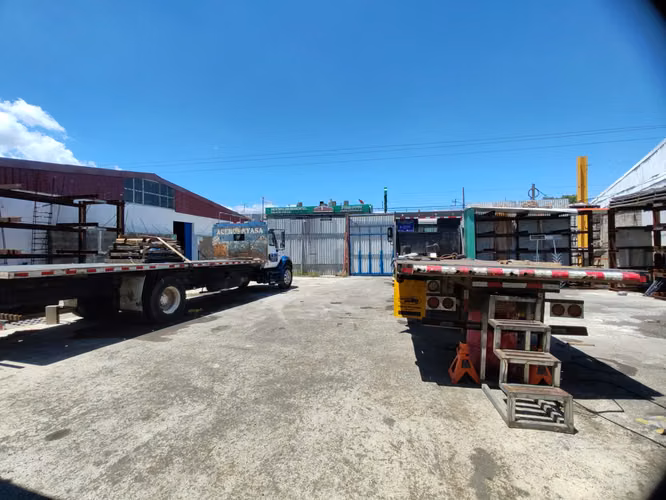 Venta de Propiedad Comercial y Bodega en calle Principal de Heredia