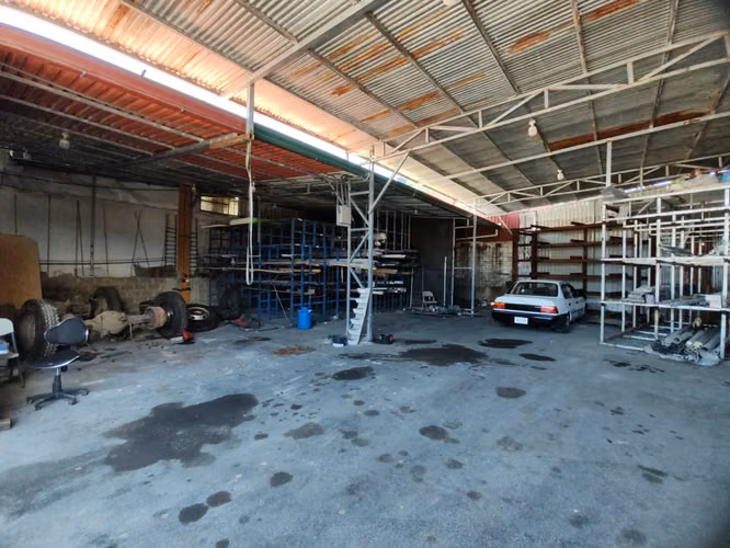 Venta de Propiedad Comercial y Bodega en calle Principal de Heredia