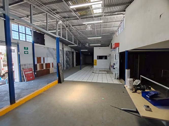 Venta de Propiedad Comercial y Bodega en calle Principal de Heredia